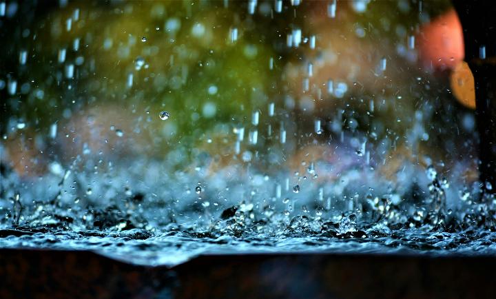 récupération eau de pluie avantages water splashing on a surface
